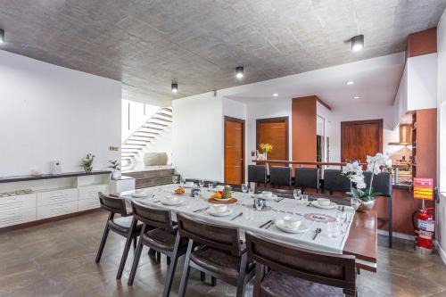 C2 Cosmic Central Pool Villa for 10, Daily Maid, Billiards, Near Nimman in Chiang Mai
