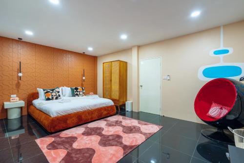 Retrovibes Sathorn BTS Saphan Taksin ICONSIAM Asiatique Chao Phraya Max 9 persons in Bangkok