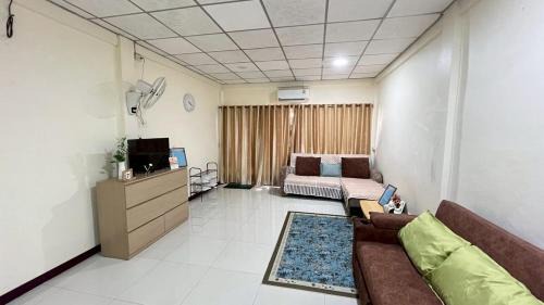 Cozy Stay , 5 mins walk to MRT Bang kapi