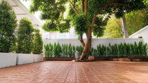 Private Corner House Near Central Westgate