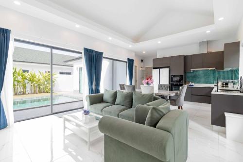 3BR Pool Villa with Bathtub Near Beach V294