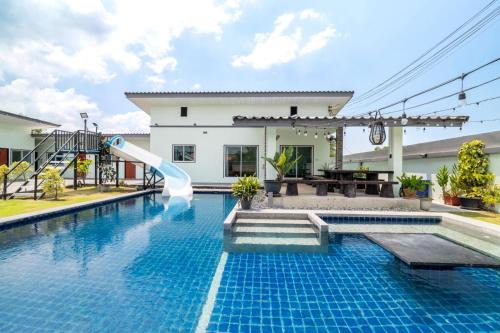 12 BR Blue Lake Residences Pool Villa Pattaya- 24 Guest in Nong Prue