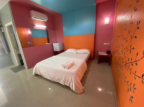 โรงแรมแฮปปี้ สามชุก Happy Motel samchuk in Sam Chuk