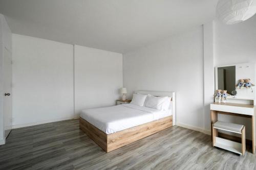 City Home 4BR near Hua Mak station with parking