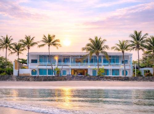 Private Oceanfront Colonial Beach Villa 6Bedrooms, Sleeps 28, Hua Hin in Hua Hin