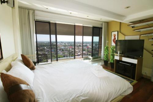 Penthouse Galare Thong Tower - Stunning Views - Near Pool & Tennis in Chiang Mai