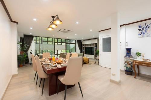 Luxury 4BR 250 sqm 5 min to BTS Sukhumvit 26 in Bangkok