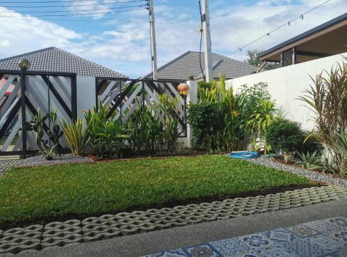 Shirley's Villa 26 草坪花园别墅 公共泳池 健身房 in Hua Hin